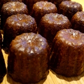 毎週土日に数量限定で販売、フランスボルドー伝統菓子の「カヌレ」。土曜日に焼いて、土日に販売します。小麦粉は、北海道産小麦粉100％(危険なポストハーベスト農薬不使用)。自信作の美味しいカヌレ。「今まで食べたカヌレの中で、一番美味しい！」と言っていただくお客さまも。カヌレ好きな方にもぜひ。