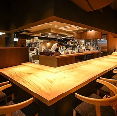 カウンター席（16席）│目の前で炎が上がる迫力たっぷりの炉端焼きや職人の手捌きをご堪能いただけるカウンター席。お一人様でも、デートでも、サシ飲みでも、少人数でのご利用にぴったりのお席です。