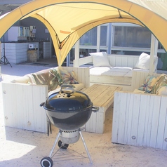 【ビーチパーゴラエリア】砂浜エリアにある6名様がけのBBQソファ席。奥には寝転べるパーゴラもあり、開放感たっぷりのリラックス空間が魅力です。