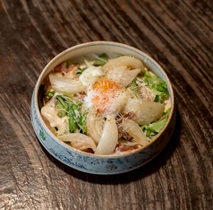 焼き玉ねぎの温玉シーザーサラダ