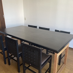 ライベート感たっぷりの個室は、少人数からご利用可能。 落ち着いた照明と和の設えが、心安らぐ時間を演出します。