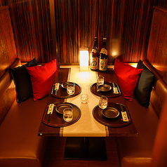 個室ならではの静かな環境で、会話も弾み、より親密な時間を過ごせます。大人数でも対応可能な個室をご用意しておりますので、特別な夜を演出するために、ぜひご予約ください。