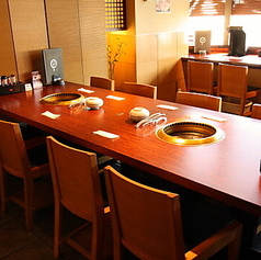 ご友人や会社の同僚との会食に最適なテーブル席をご用意しております◎温かみのある照明に灯された落ち着いた空間で、テーブルを囲んで松阪牛を焼く楽しい時間をお過ごしください♪ご家族や知人・友人との賑やかなお食事シーンにも最適です。