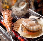かんてきや名物の浜焼き。サザエ・牡蠣・白蛤・大海老・ホタテなど卓上で焼きながら召し上がれます。