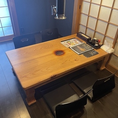 靴を脱いでゆったりと寛げる、温かく落ち着いた雰囲気のお席です。家族でのお食事はもちろん、会社宴会のご利用にもぴったり！シーンを選ばず多彩な利用が可能です◎