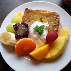 季節のフルーツを盛り付けた贅沢シフォン♪