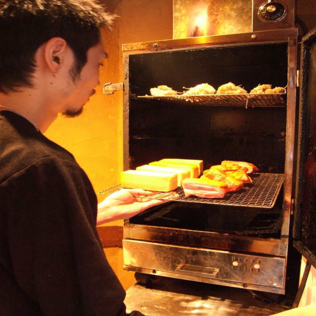 「おかえり～～」店員さんがお出迎え♪お～っと今日も料理長が燻製中ですね！
