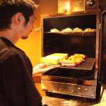 「おかえり～～」店員さんがお出迎え♪お～っと今日も料理長が燻製中ですね！