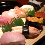 【看板メニュー】寿司割烹ならではの技術が光る本格寿司。お値段に応じて、各種詰め合わせもご用意。