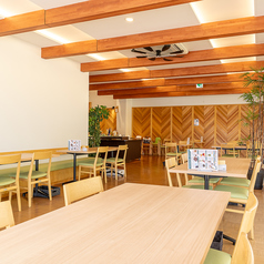 全21テーブル64席をご用意しております。画像は西側：9テーブル32席