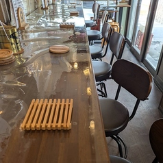 ゆったりとお寛ぎいただけるカウンター席を10席ご用意しております。お一人でじっくりと料理やお酒を味わいたい方はもちろん、調理風景を眺めながら、店主やスタッフとの会話を楽しむのも◎