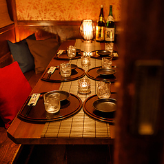 プライベート感を大切にしながら、ゆっくりとした時間を過ごすことができます。親しい友人や家族と共に、美味しい料理と共に特別なひとときをお楽しみください。個室のため、周りを気にせず会話や食事に集中でき、より一層楽しい時間を過ごせます。特別な記念日や誕生日のお祝いにも最適な空間です。