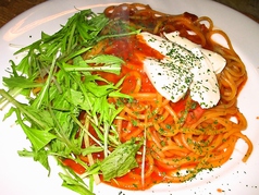 フレッシュモッツァレラと水菜のトマトパスタ