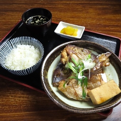 タイのあら炊き定食。鯛の旨みを思う存分味わえます◎