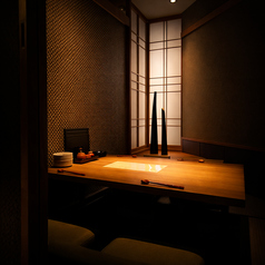 【2名様用個室】和の趣が息づく静謐な個室空間。大切な方との語らいや特別なひとときにふさわしい、上質な寛ぎをお届けします。障子を閉めれば穏やかなプライベート空間に、仕切りを外せば梁が美しい大広間へと早変わり。50名様からの貸切にも対応し、最大80名様までのご宴会にもご利用いただけます。