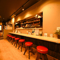 カウンター席が8卓あり、当店はお1人様からのご来店を大歓迎！お仕事終わりにサクッと1杯飲みに来るのに最適です♪リラックスした雰囲気の中で、貴重な時間をお過ごしいただけます。ぜひお越しください！