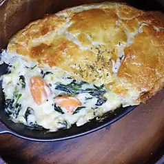 TORNEKO名物 季節野菜のチキンポットパイ