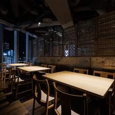 落ち着いた雰囲気でゆったりと…燦神戸店の店内は落ち着いた雰囲気なのでゆったりとこだわりの和食料理、お酒などをお楽しみ頂けます。燦のお料理は厳選素材を使用し独自の調理法などで調理しておりますので外せない接待や特別な人とのデートなどにおすすめ。単品はもちろん、宴会コースも満足頂ける内容となっております