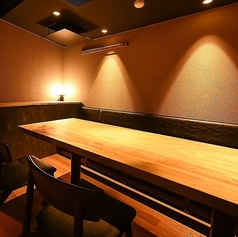 【3F】テーブル席個室（5～6名様×4卓）接待にも◎つなげて最大24名様までご利用可│接待や会食、記念日誕生日など、大切な日におすすめの3階テーブル席個室。つなげて24名様までのご利用が可能です。当店のお料理とお酒を、プライベートな空間でゆったりとお楽しみください。