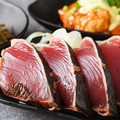 【かつおのたたき】口の中であふれ出すギュッと詰まった濃厚な旨みと香ばしい焼き目が魅力