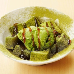 わらび餅と抹茶アイスの黒蜜がけ