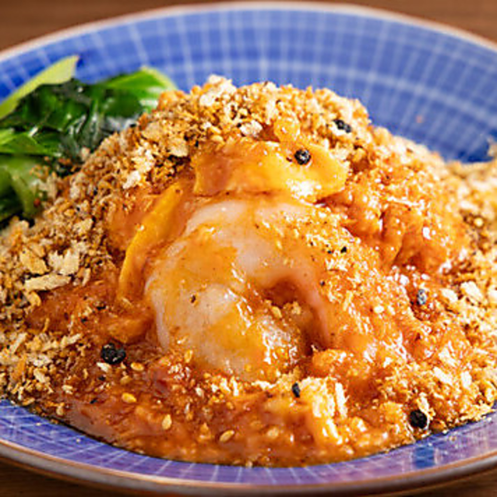 「エビチリ金沙粉がけ」彩り豊かな海老チリにサクサクの金沙粉を贅沢にまぶした一品です！