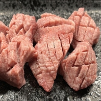 【２５年熟練の肉職人】が丁寧に真心込めて肉を切ります