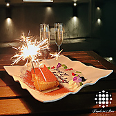 アニバーサリープレートをご用意しています。歓送迎会やお誕生日、感謝の気持ちを伝える特別な記念日など、様々なシーンでご利用いただけます。大切な人に思い出に残る日を演出するために、心を込めたお祝いをお手伝いします。