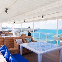 宮古島ブルーの海が見える2階のテラス席がオススメ☆