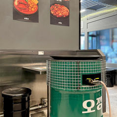 2名様専用のテーブル席は、カップルやお友達同士でのちょい飲みに最適。こぢんまりとしたスペースながらもプライベート感も感じられる空間で、ゆっくりとお料理をお楽しみいただけます。デートのご利用にもぴったりの人気席です。