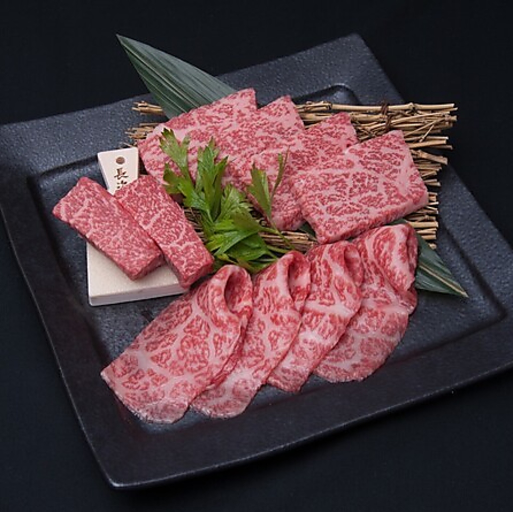旨味満載！『赤身盛り』2名様分☆「近江うし」肉本来の味をぜひご賞味ください♪人気メニューです。