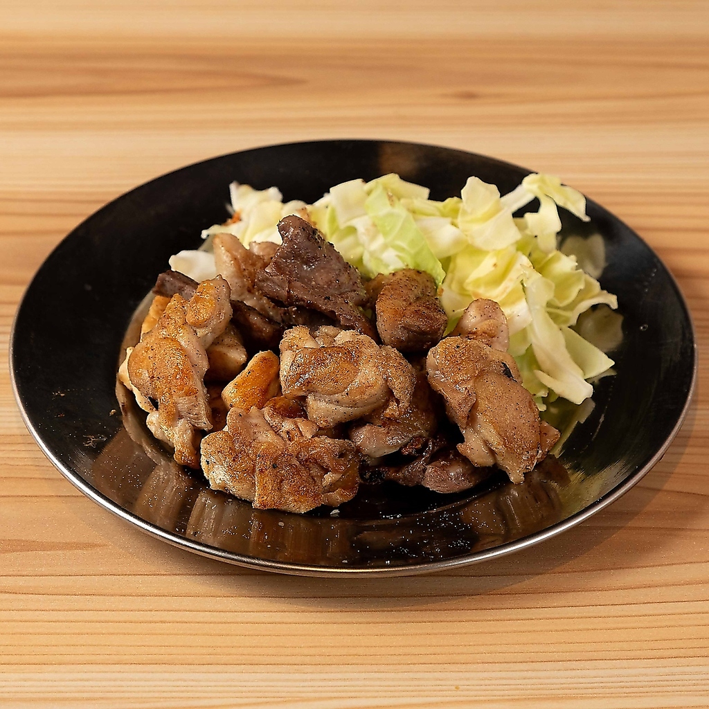 【こだわりの食材】ジューシーさがたまらない！鉄板でカリっと仕上げた今治焼鳥です！