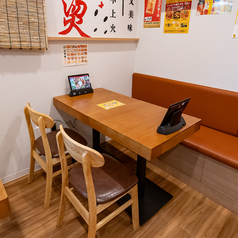 家族やお友達と一緒に楽しめる広々としたテーブルを用意しております。ゆったりとした空間で、美味しい料理を囲んで楽しいひとときをお過ごしください！家族や友人とのコミュニケーションを楽しみながら、存分にお楽しみいただけます。たくさん料理が来ても安心の広さなので、お好きなお料理をご注文ください☆