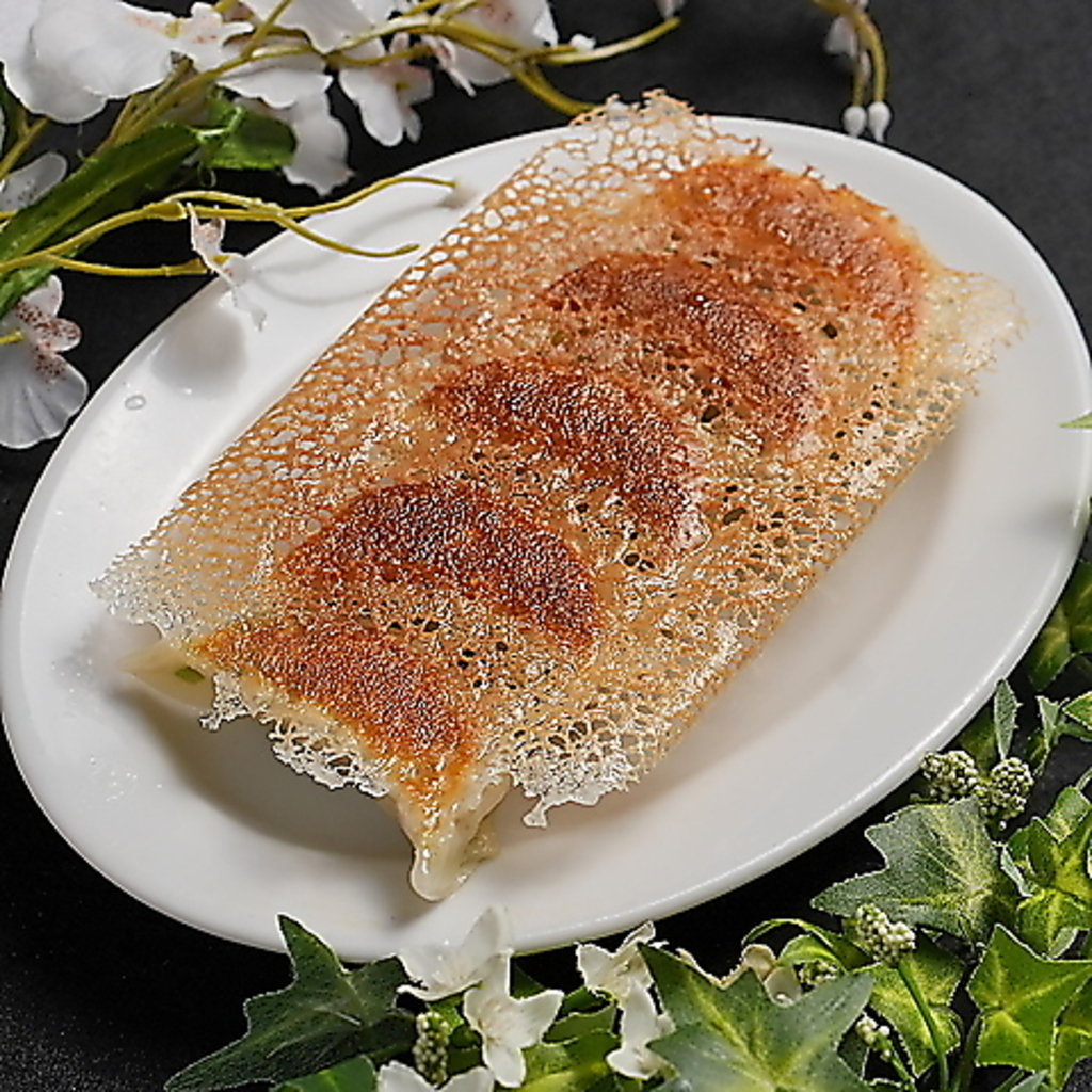 【当店いち押し！】羽根付き餃子 363円(税込)