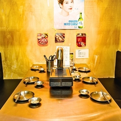 人気メニューをみんなでシェアして盛り上がれるテーブル席。友人同士や女子会にもぴったり♪