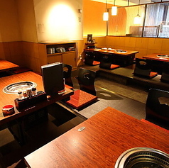 木を基調とした落ち着いた内装と温かみのある照明に灯された掘りごたつ席は、ご家族の集まりやお祝い事におすすめです◎歓送迎会や打ち上げなど、大人数でのご宴会にも最適で、団体様のご予約も承っております。