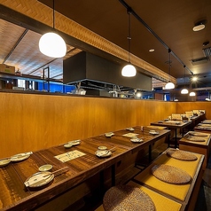 普段のご友人との気軽な飲み会から、賑やかな女子会、中規模の会社宴会まで幅広く柔軟に対応いたします◎明るく開放的な雰囲気の中、名物のレア鯵フライやお酒を囲んでワイワイと楽しい夜をお過ごしください♪
