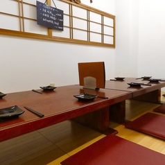 最大10～12名座れるお座敷の個室がございます。