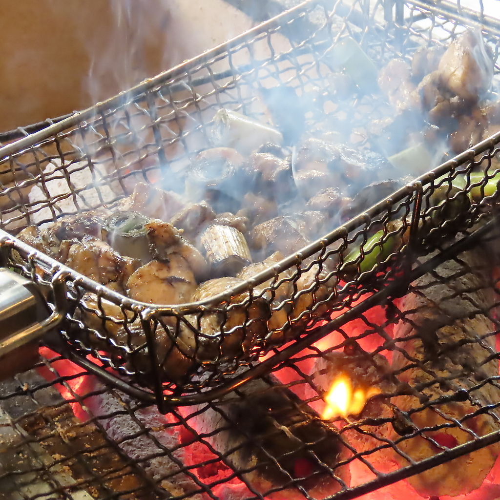 炭火演出！絶品鶏と葱の真っ黒焼きをご堪能ください！！