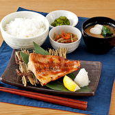 市場から仕入れた新鮮な赤魚を、丁寧に炙り焼きにしました。外は香ばしく、中はふっくらとした食感が楽しめる、素材の旨味を存分に引き出した定食です。絶妙な火加減で焼き上げた赤魚は、ご飯が進む優しい味わい。手作りの小鉢や味噌汁とともに、心と体がほっとする、和のランチタイムをお届けします。