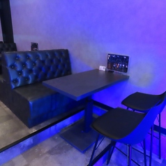 ゆったり過ごせるテーブル席は、友人同士の飲み会やグループ利用に最適。周りを気にせず会話とお酒、遊びを楽しめる空間で、時間を忘れて盛り上がれます。ボードゲームやダーツなどアミューズメントも充実し、誕生日会や2次会にもおすすめ。光の森で気軽に集まるなら、AMUSE RAYのテーブル席で。