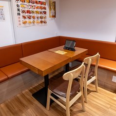 明るい雰囲気の中で、友人との会話や特別なひとときを楽しむのにぴったりな場所です！