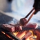 オープンキッチンで、チェフがお肉を炭焼きしている様子や、炭焼きの香りもお楽しみいただけます