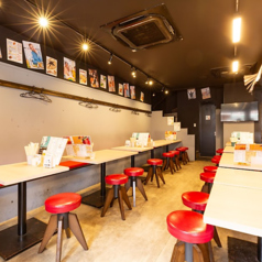 4名様掛けテーブルが7席あり、ご家族やご友人とのカジュアルな食事シーンに最適です◎和やかな雰囲気の中、楽しい会話と共に美味しい料理を楽しむことができます。気軽にお立ち寄りください♪