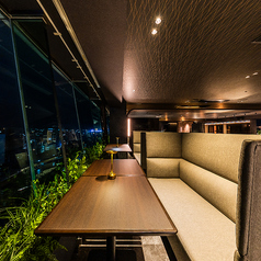 夜景の見える2名様専用のカップルシートです。ハイバックのソファーで周りを気にせず、お二人だけの空間をお楽しみいただけます。※予約チャージお一人様2時間550円(税込)となります。