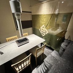 2階席は半個室で落ち着いたお食事にぴったり！4～8名様でご予約承ります。（ご利用可能時刻22時30分まで）