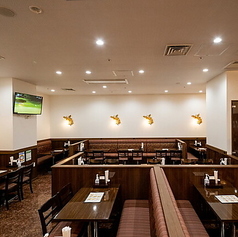 レイアウト変更可能なテーブル席は、様々な人数・用途に合わせて柔軟に対応可能です。デートから大人数のグループまで、どんなシーンでも最適なお席をご案内いたします。広々とした異国情緒あふれる空間で、ゆったりと寛ぎながらお食事をお楽しみください。