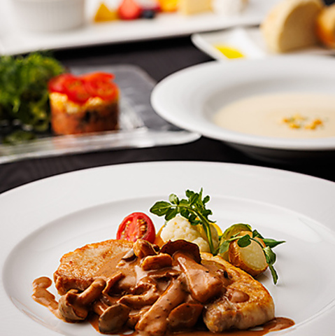 美味しいお料理とホテルディナーならではのロマンチックな時間をお楽しみ下さい。