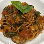 グリルチキンと彩り野菜のバジルトマトソース