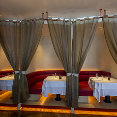 2名様専用のカップルシート。記念日や誕生日のご利用にもおすすめです。